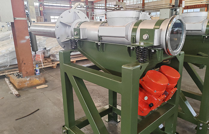 Tube vibrating feeder