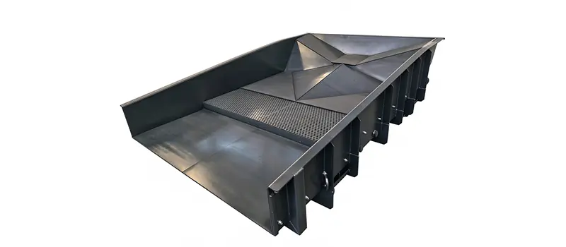 Ore vibrating feeder with built-in baffle and perforated screen deck
