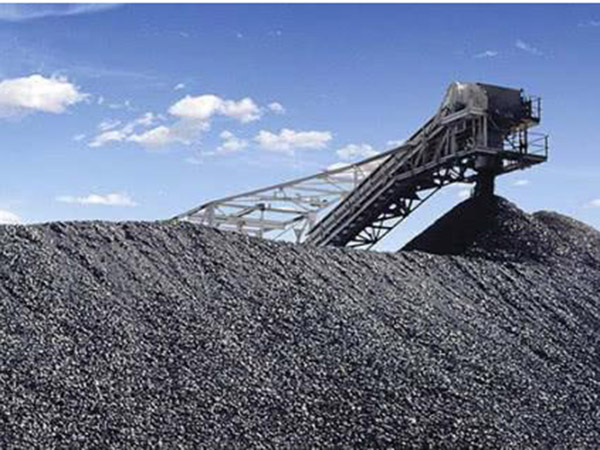 What are the advantages of a vibrating feeder compared to a spiral feeder in feeding coal mines?