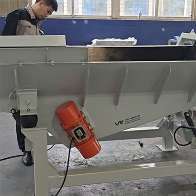 Inertial vibration motor feeder starts and stops smoothly